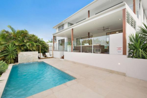 Deluxe on Water, Surfers Paradise